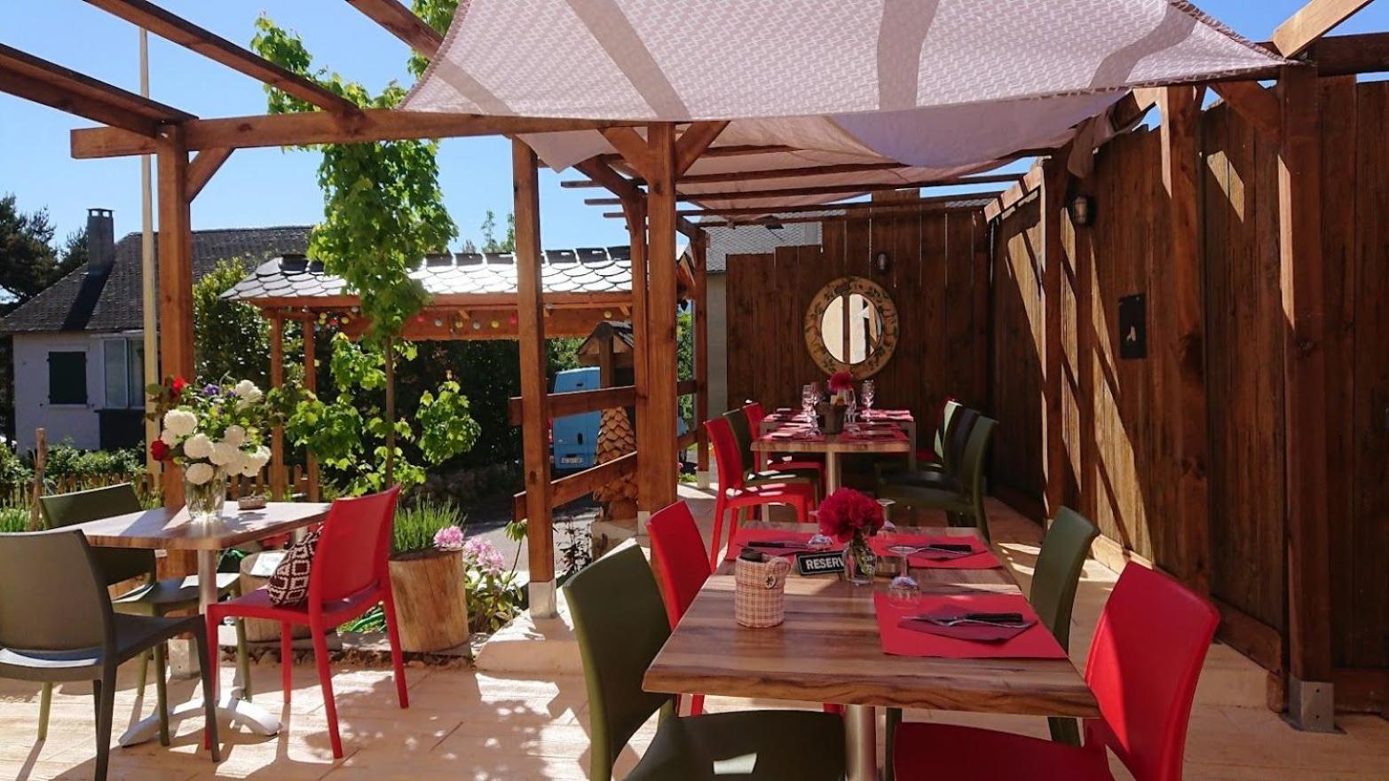 Le Sapin Rouge - Restaurant - Bar - Chambres D'Hotes Artigues  Exteriör bild