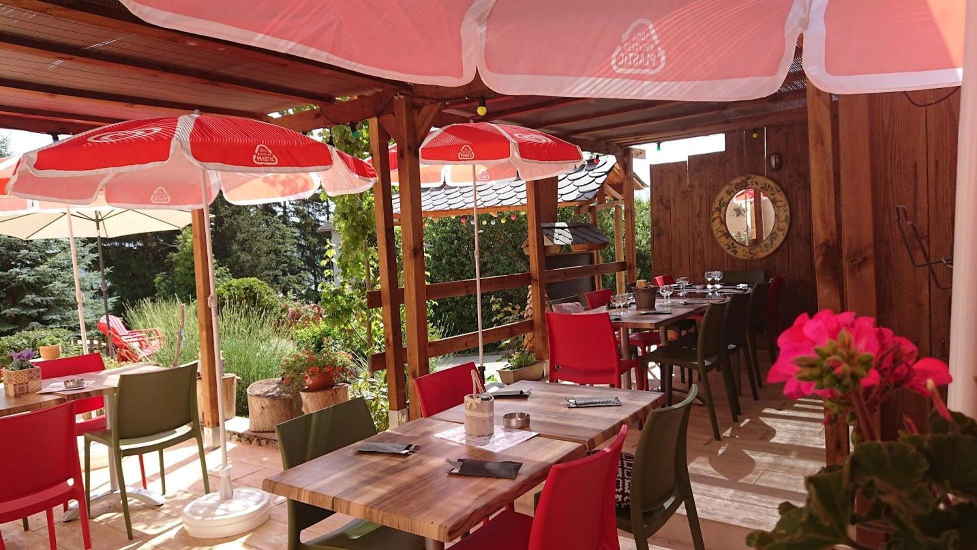 Le Sapin Rouge - Restaurant - Bar - Chambres D'Hotes Artigues  Exteriör bild