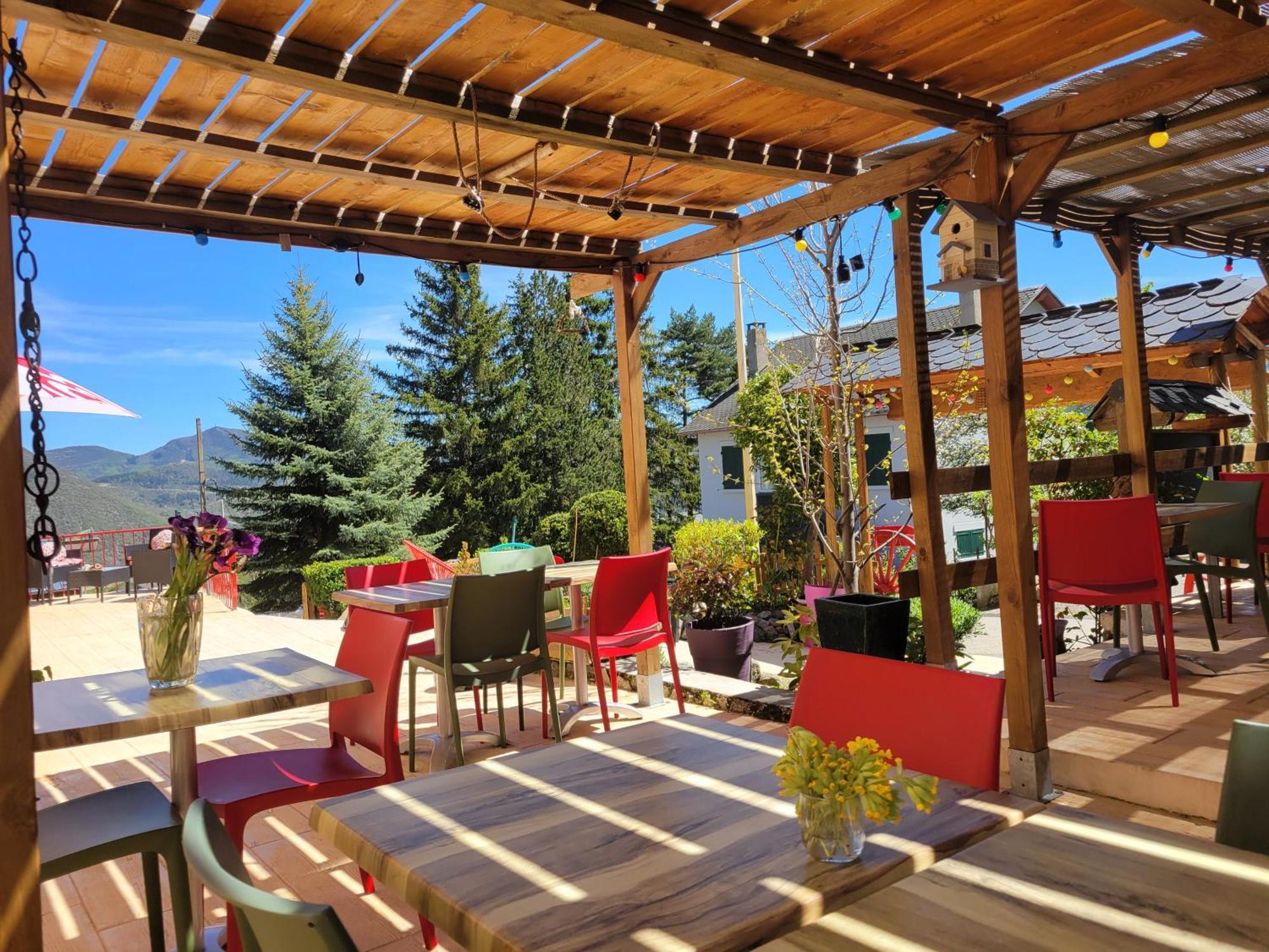 Le Sapin Rouge - Restaurant - Bar - Chambres D'Hotes Artigues  Exteriör bild